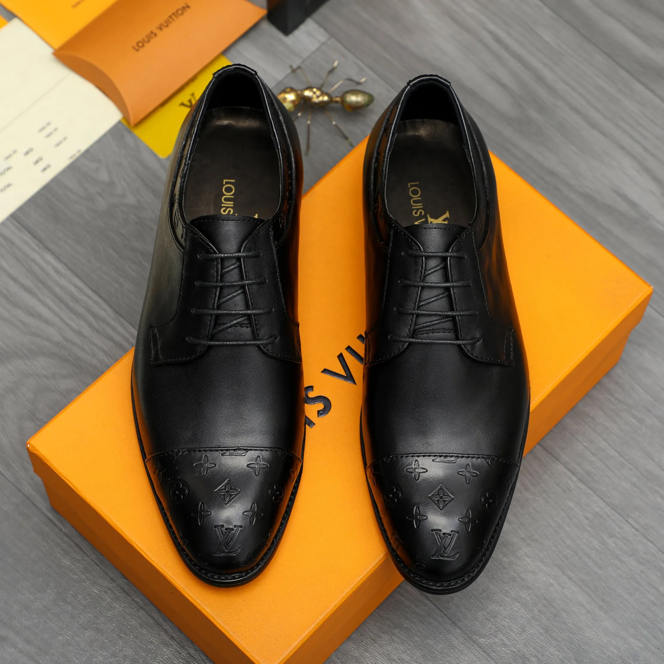 Men's shoes 💰p460 Product trademark: LV (Louis Vuitton) business lace-up leather shoes True size: 39-44 Product material: Selected high-quality cowhide stitching embossed cowhide upper, cowhide lining, original rubber outsole